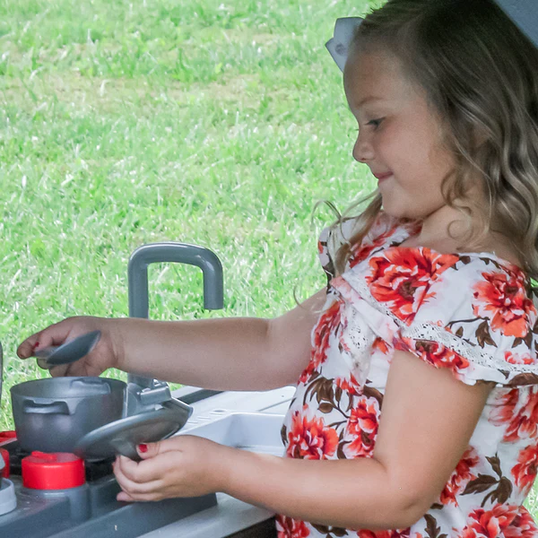 The Whispering Point Swing Set is loaded with details to let kids’ imaginations reach new heights. Provide hours of entertainment with a stove top, battery powered blender, pot/pan set, sink, and faucet.
