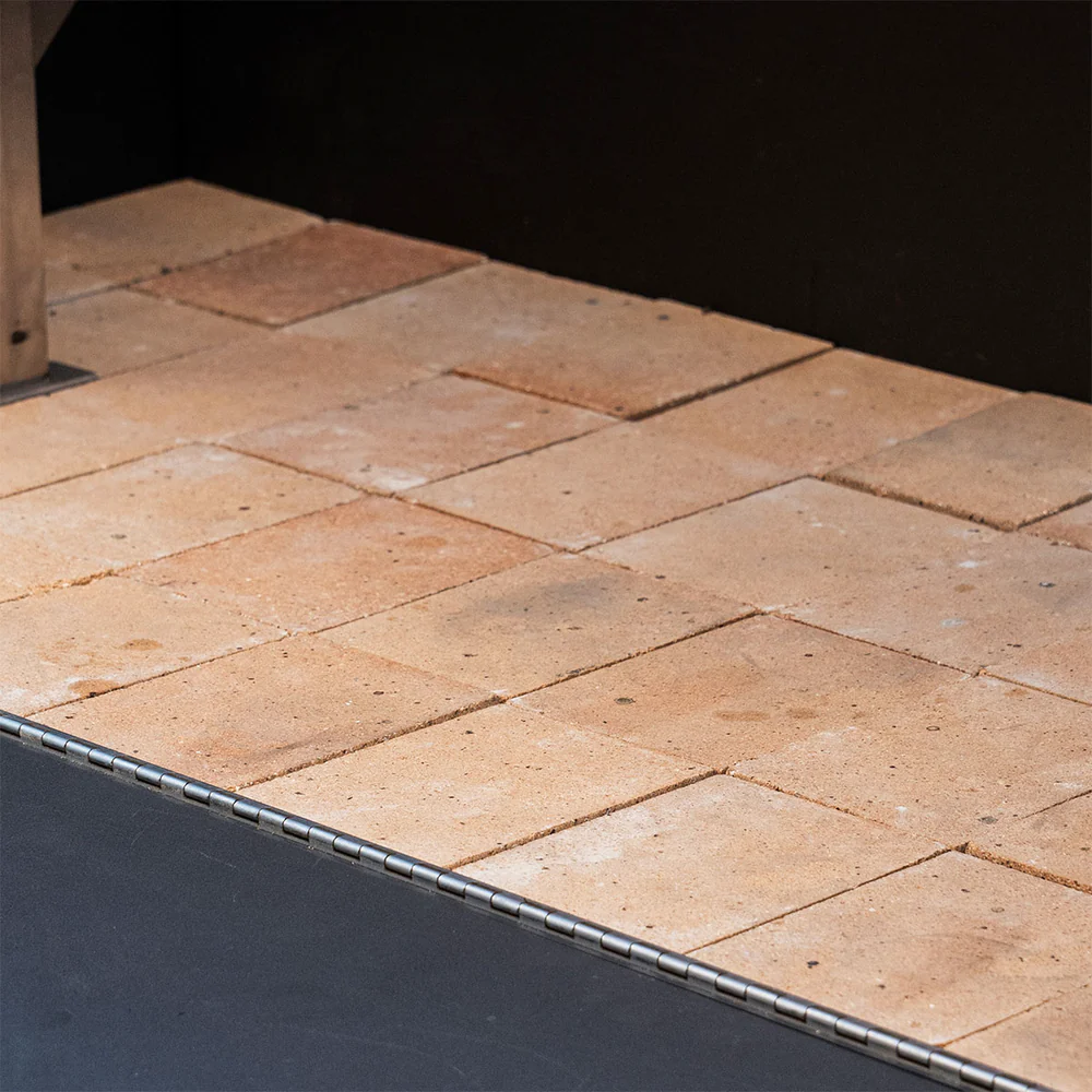 Refractory fire bricks and ceramic fire insulation ensure optimal heat retention and consistent, even cooking temperatures.